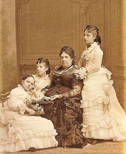 Isabelle II et ses 3 filles cadettes en exil.jpg